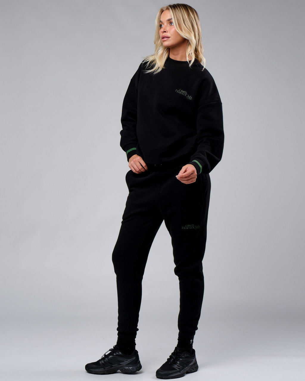 Model wearing Unisex Clubhouse Sweater Oversize - Black
