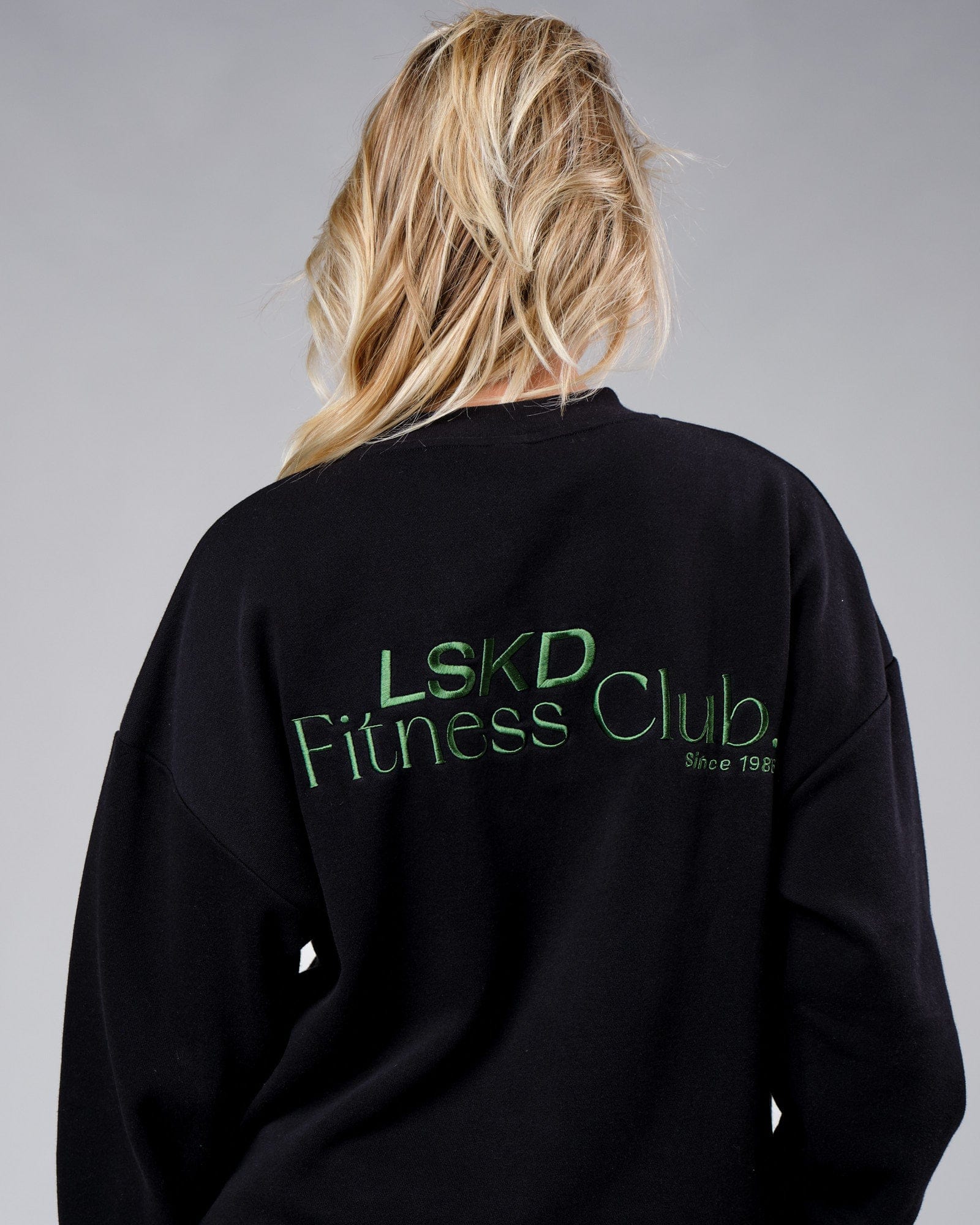 Model wearing Unisex Clubhouse Sweater Oversize - Black