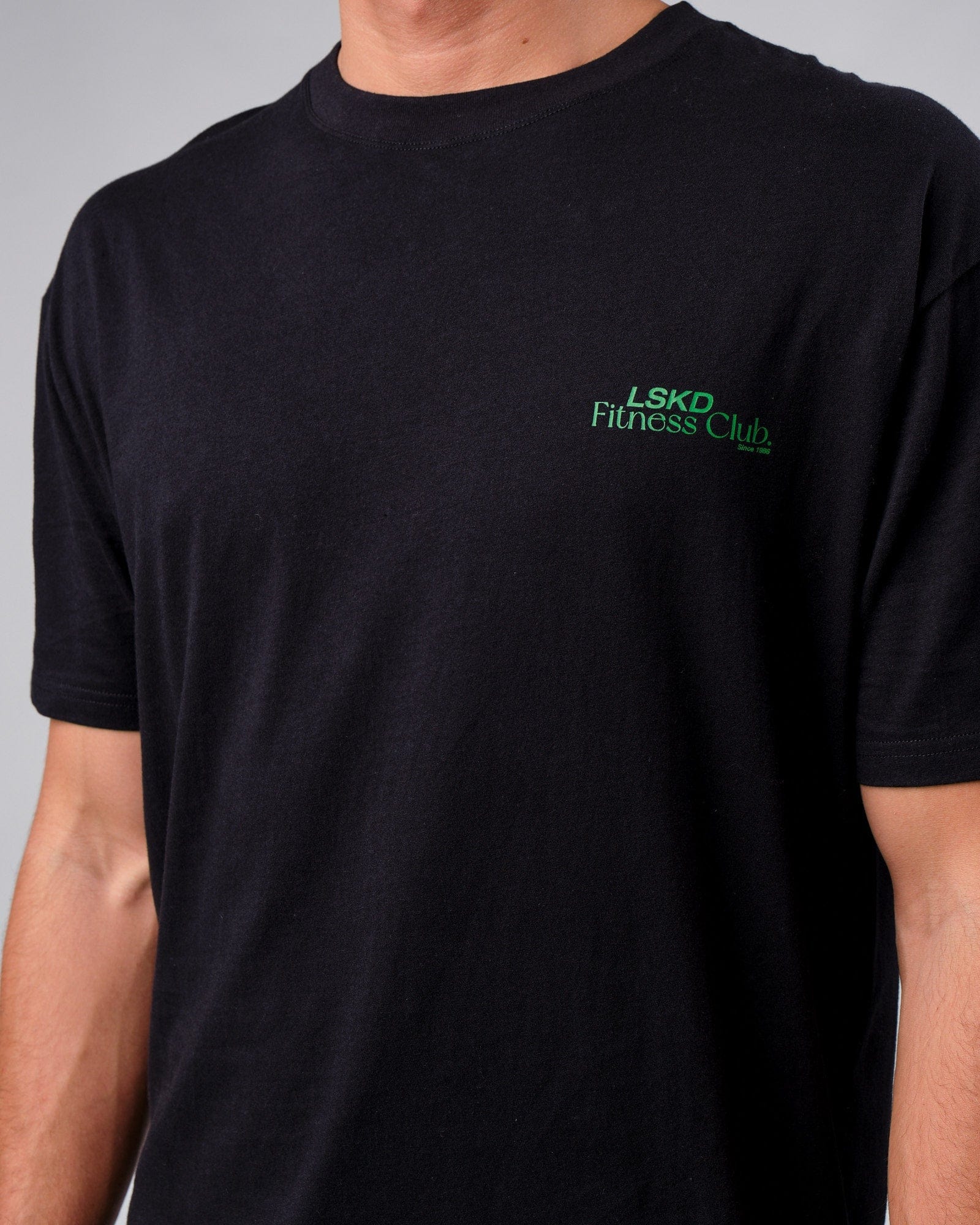 Model wearing Uplift Tee Oversize - Black