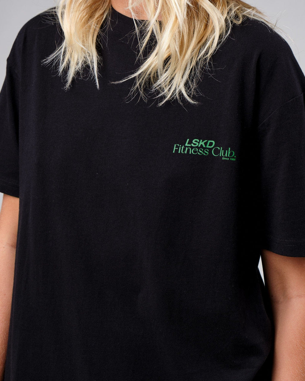 Model wearing Unisex Uplift Tee Oversize - Black