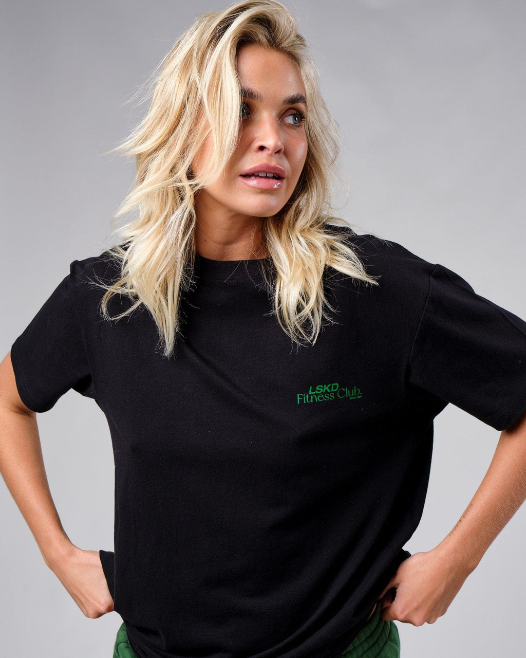 Model wearing Unisex Uplift Tee Oversize - Black