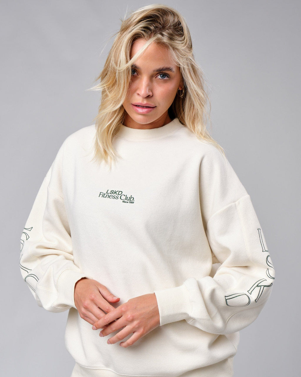 Model wearing Court Sweater Oversize - Cream