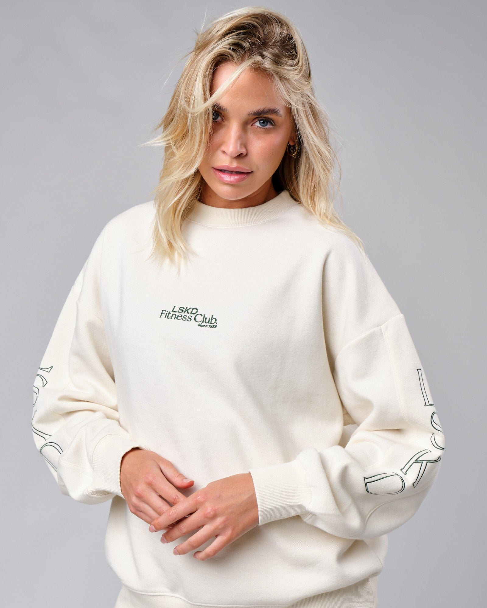 Model wearing Court Sweater Oversize - Cream