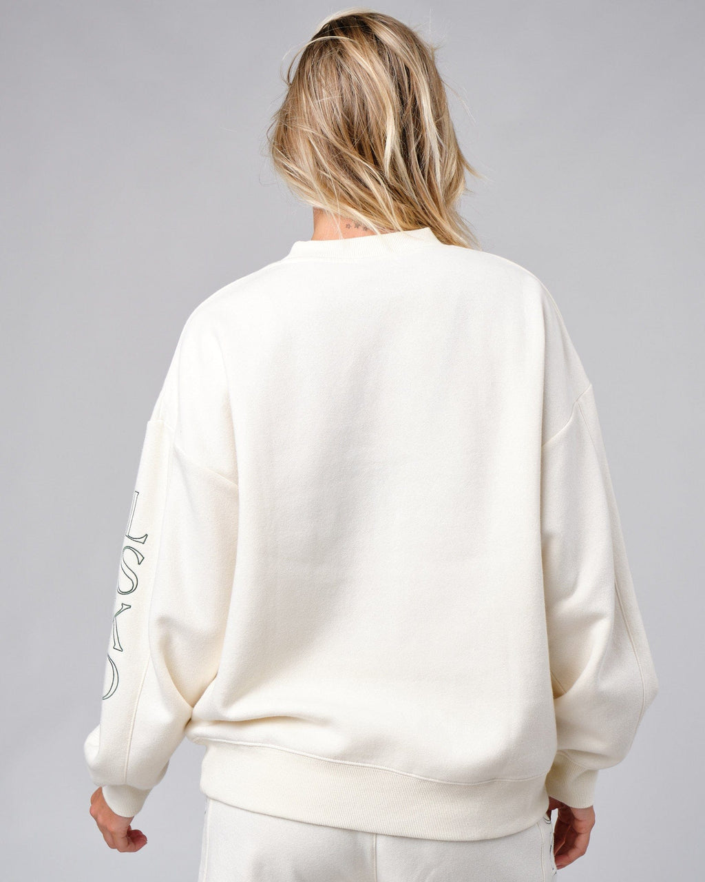Model wearing Court Sweater Oversize - Cream