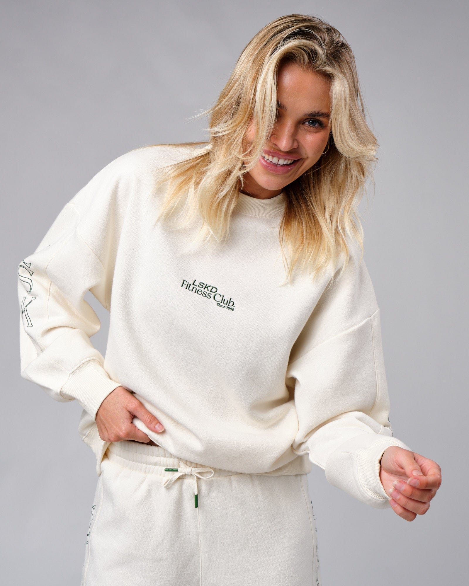 Model wearing Court Sweater Oversize - Cream