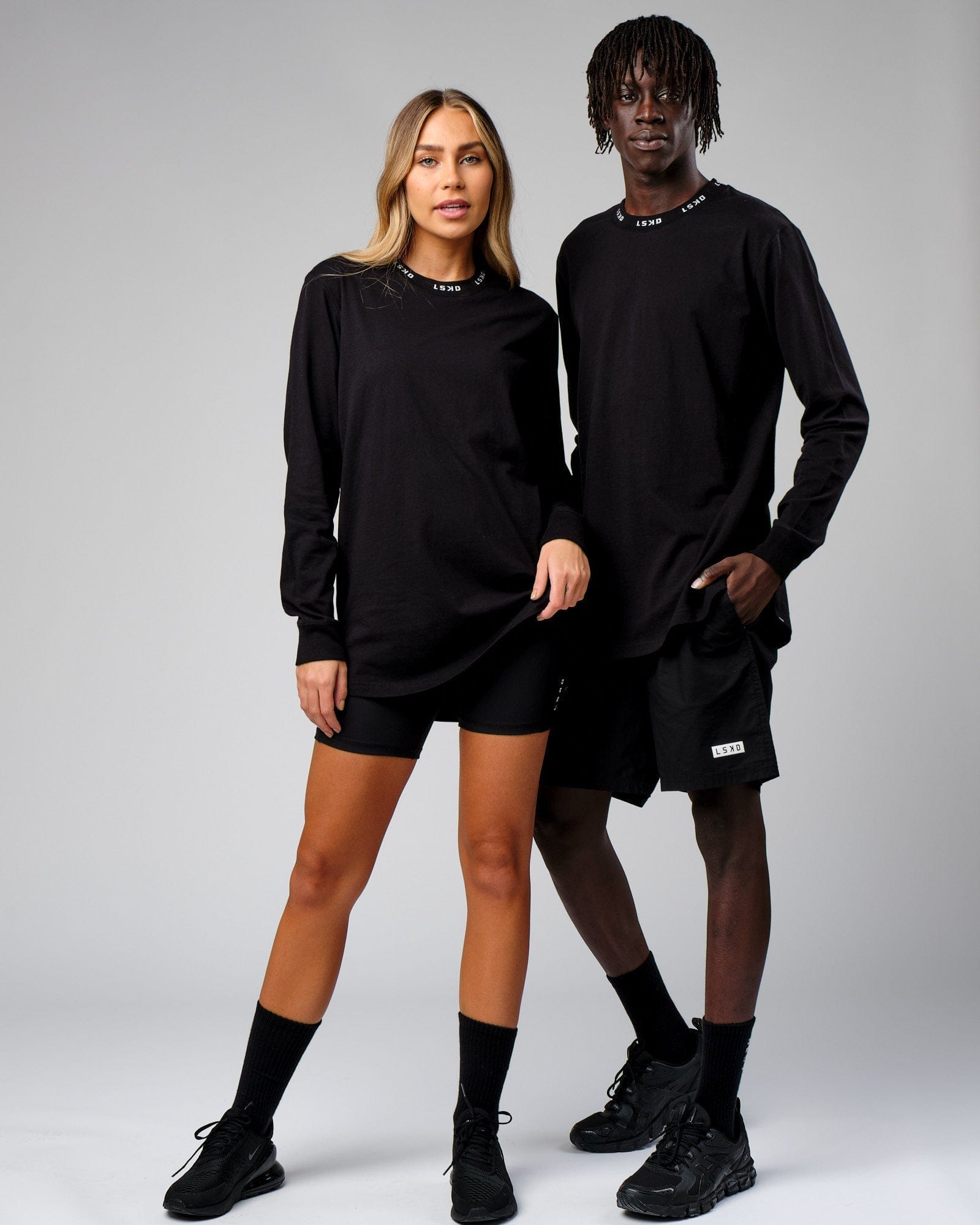 Model wearing Unisex Laps LS Tee Oversize - Black