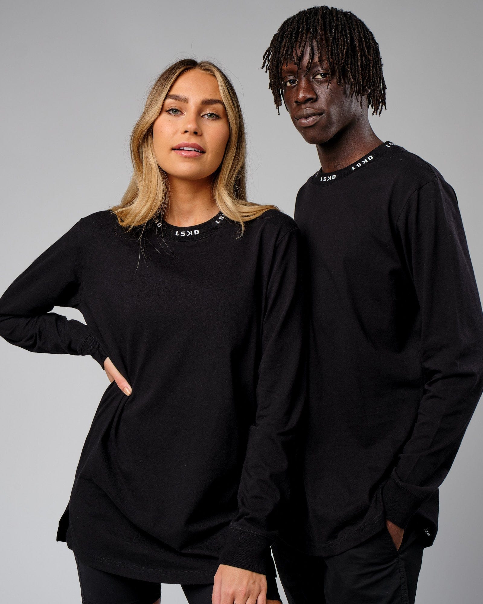 Model wearing Unisex Laps LS Tee Oversize - Black