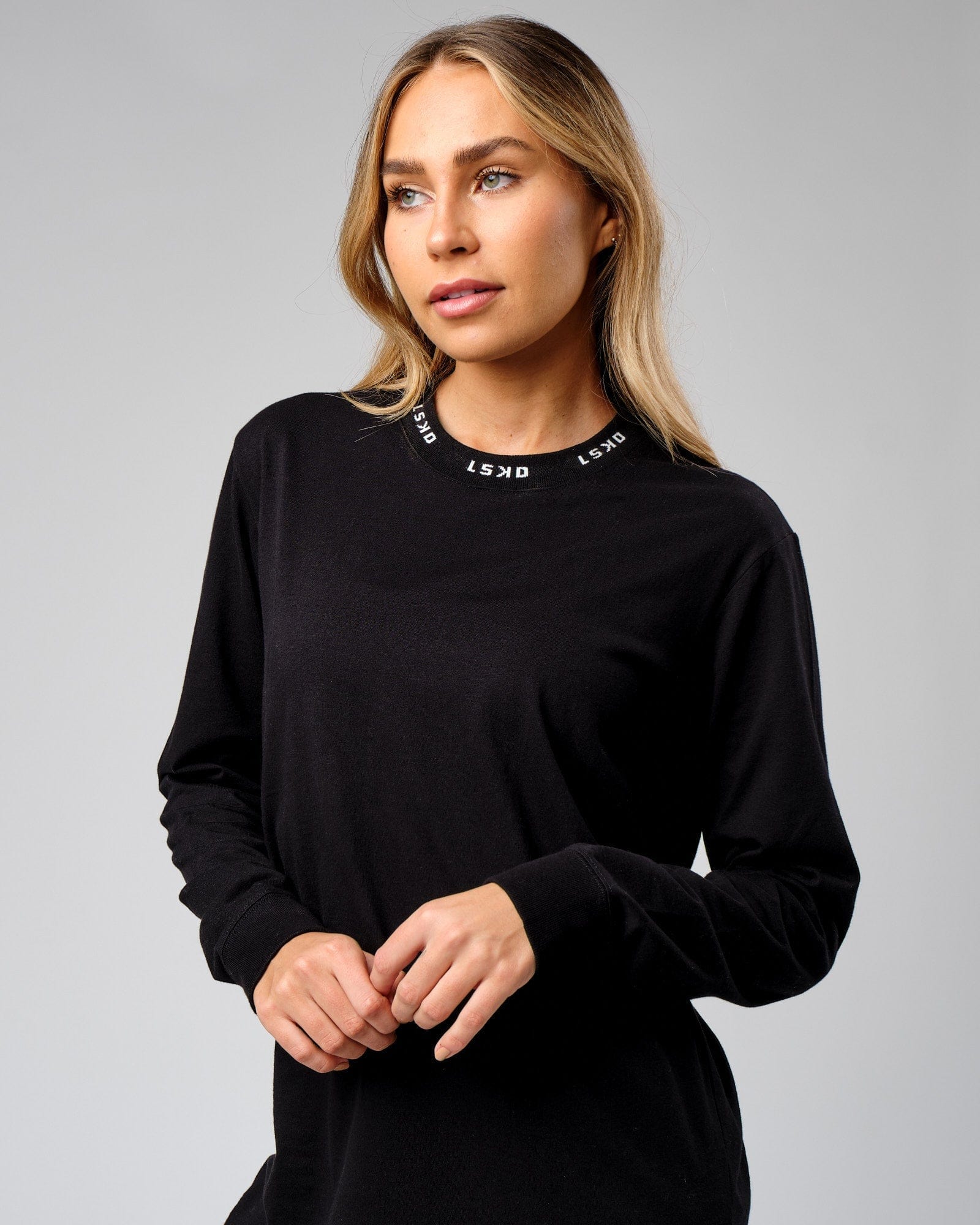Model wearing Unisex Laps LS Tee Oversize - Black