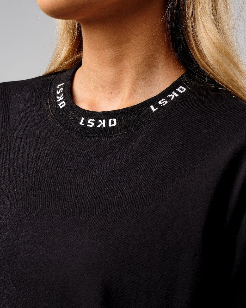 Model wearing Unisex Laps LS Tee Oversize - Black