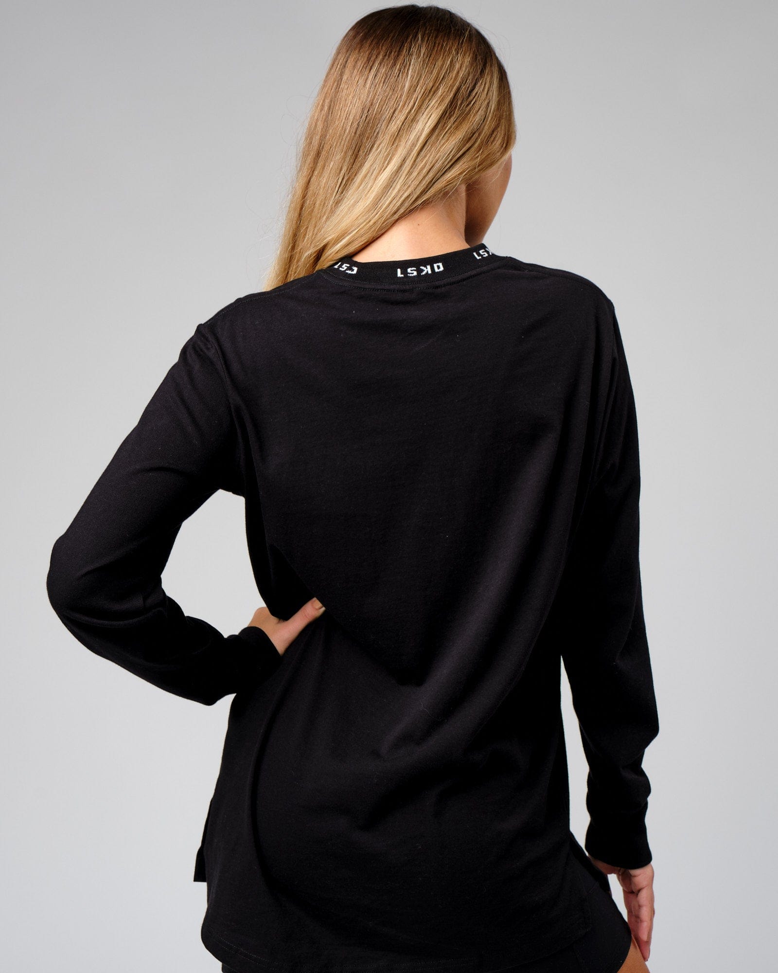 Model wearing Unisex Laps LS Tee Oversize - Black