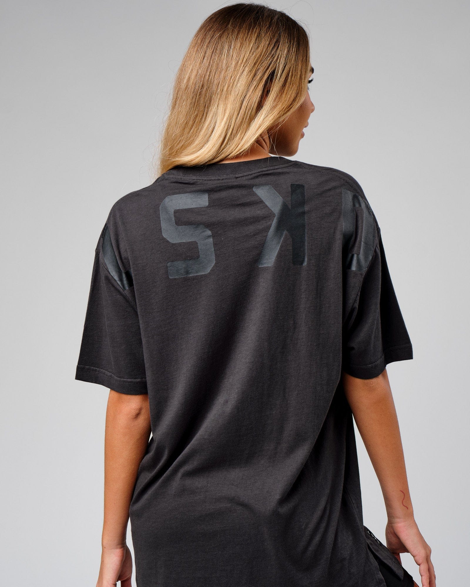 Model wearing Unisex Span Tee Oversize - Phantom