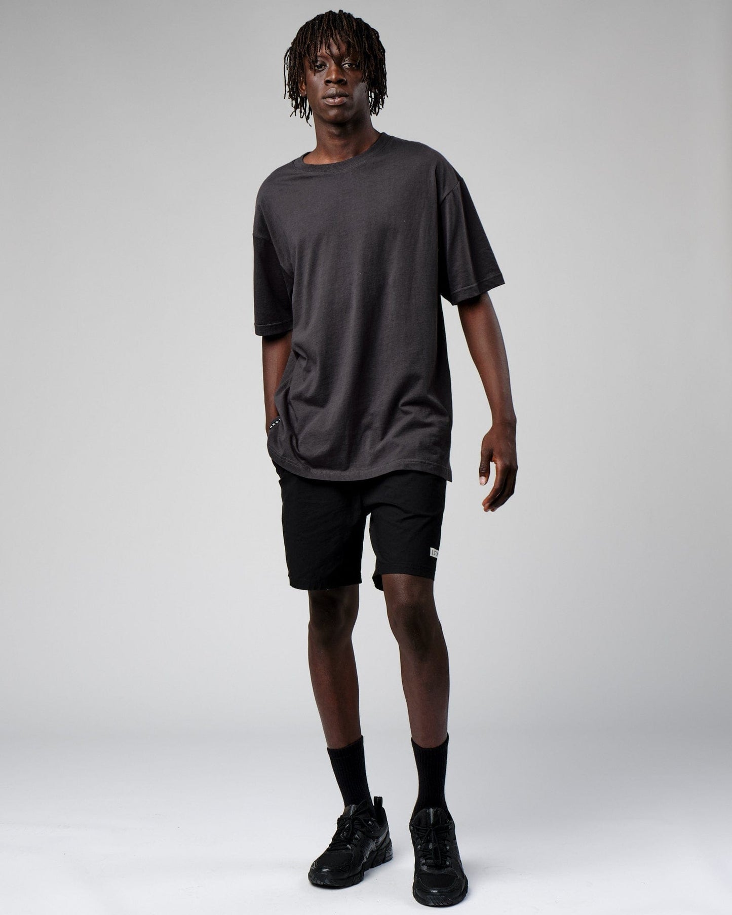 Model wearing Span Tee Oversize - Phantom