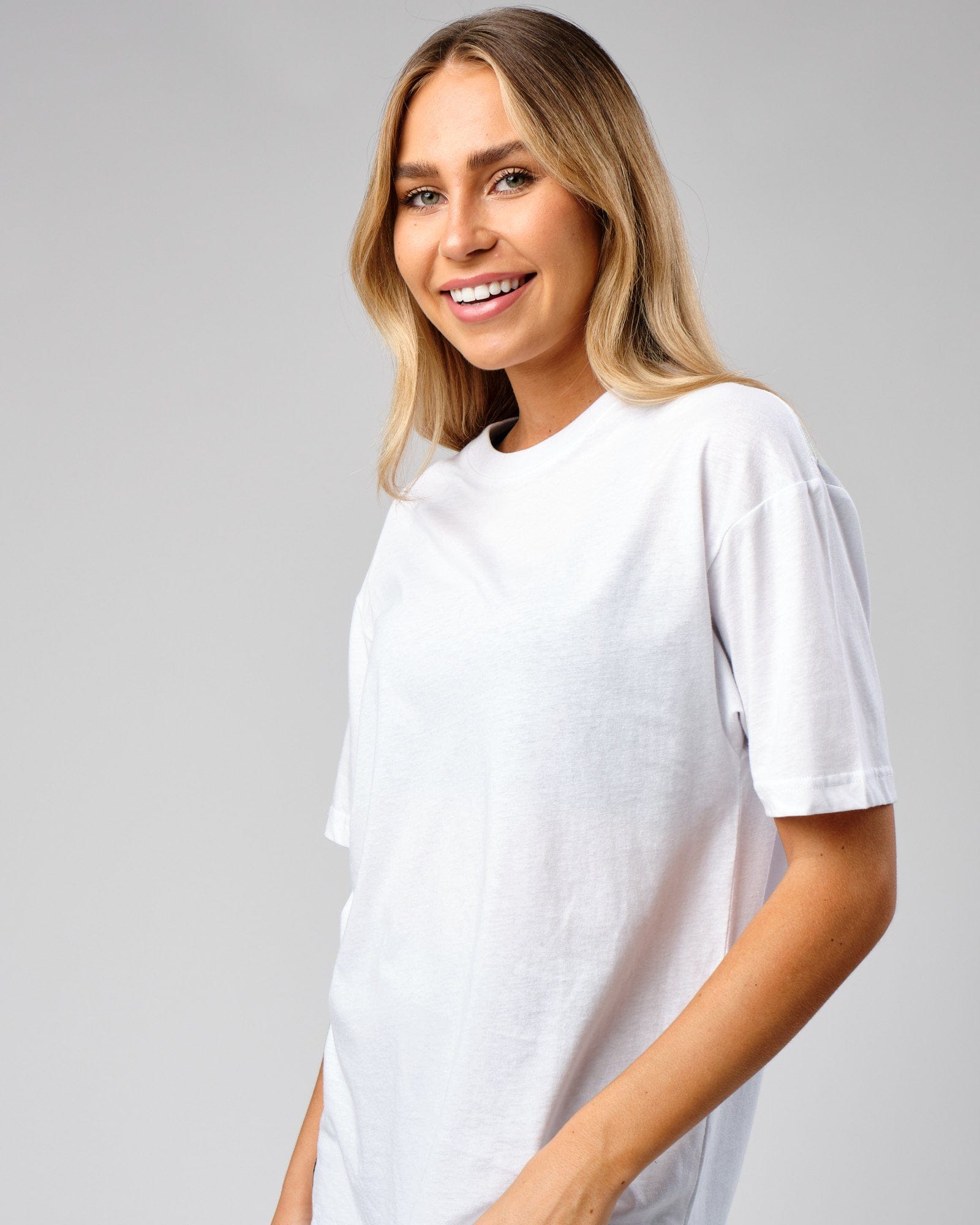 Model wearing Unisex Span Tee Oversize - White