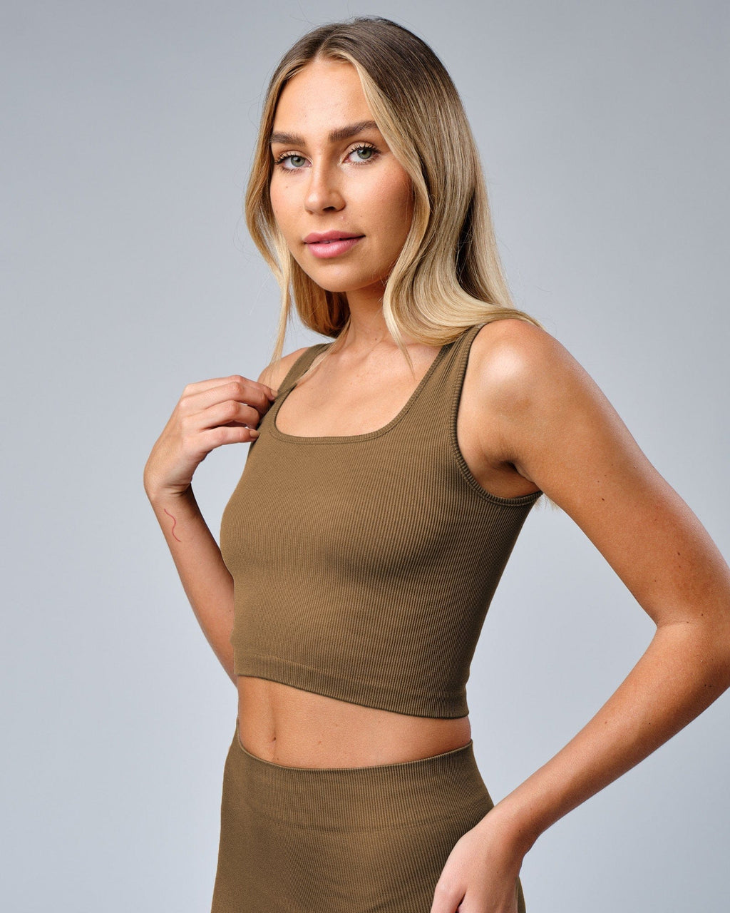 Model wearing Essential Seamless Rib Tank - Fossil