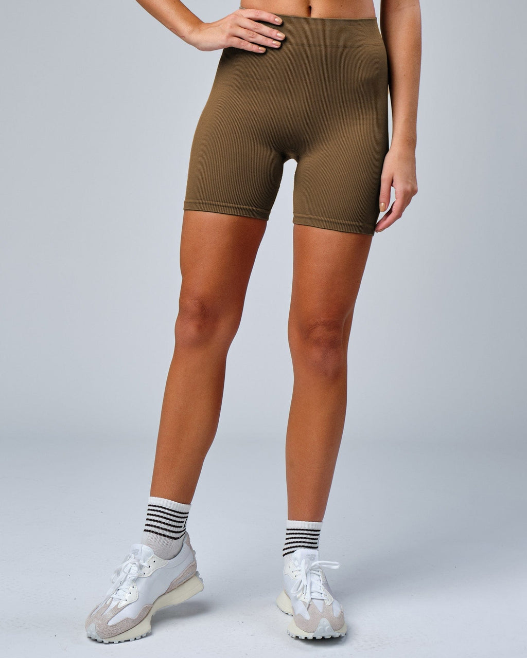 Model wearing Essential Seamless Rib Bike Short - Fossil