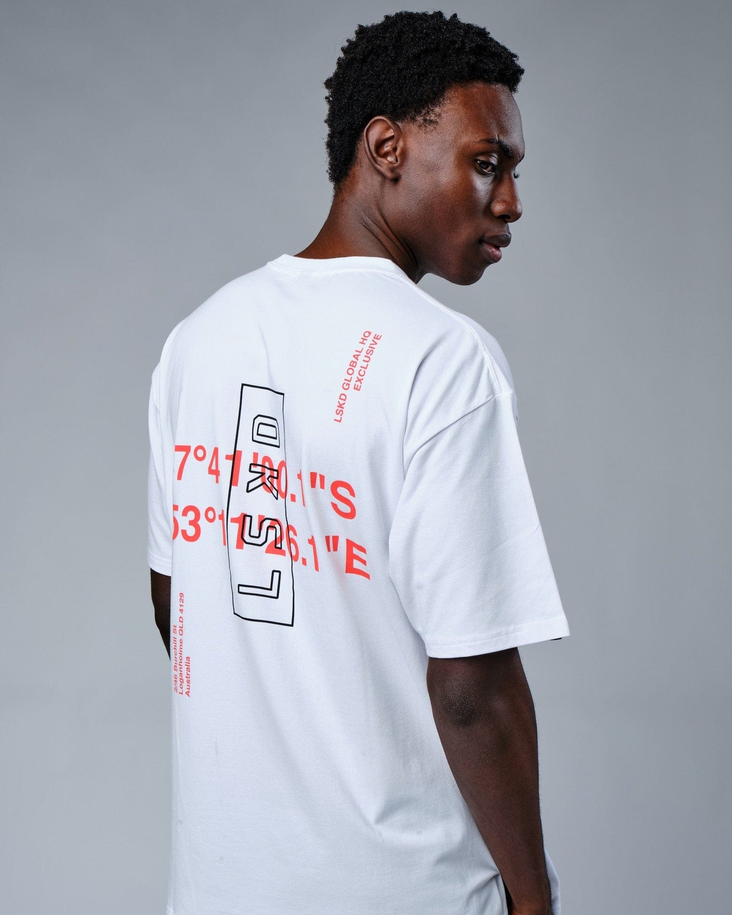 Model wearing HQ FLXCotton Tee Oversize - White-Red