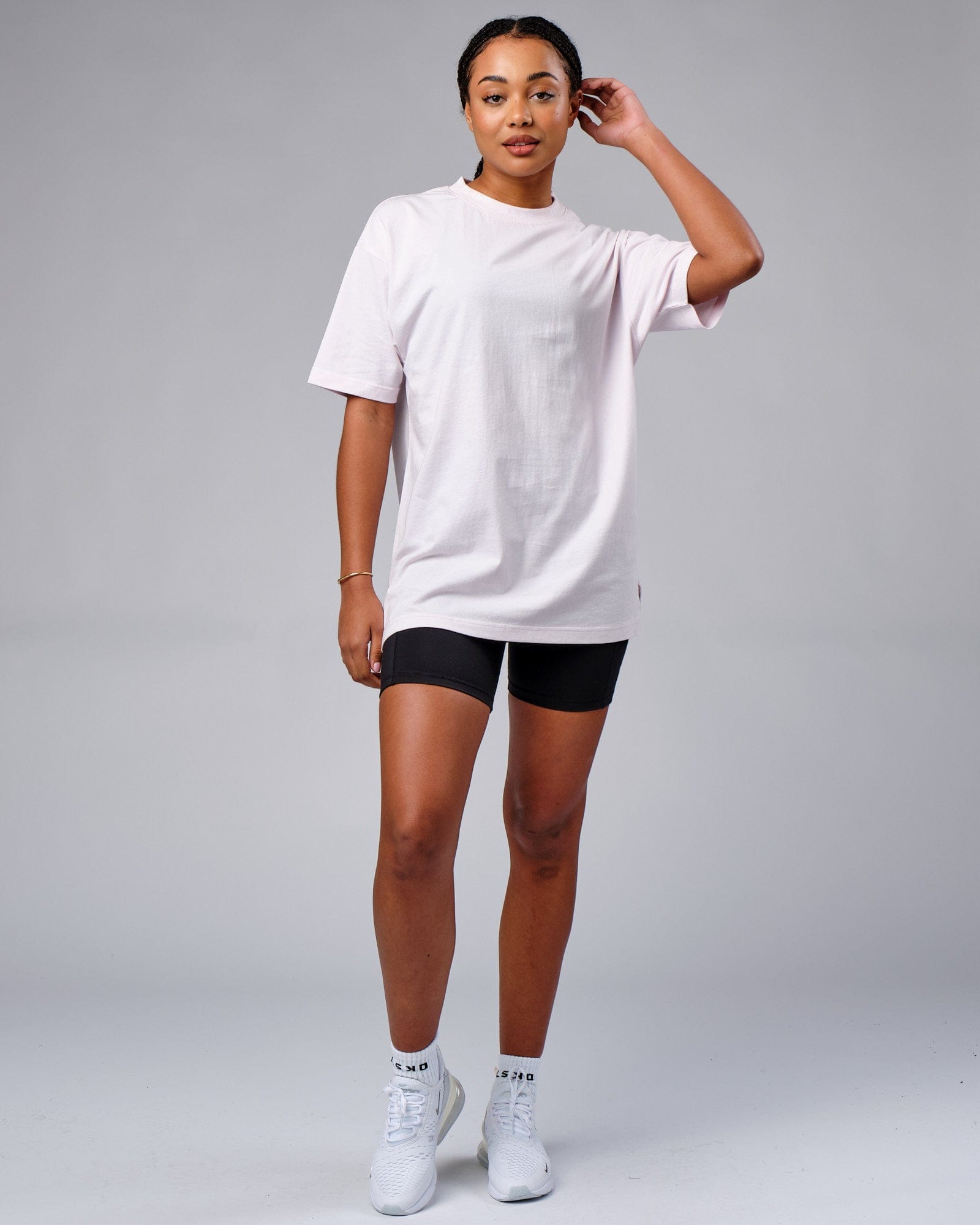 Model wearing Unisex Laps Tee Oversize - Orchid Ice