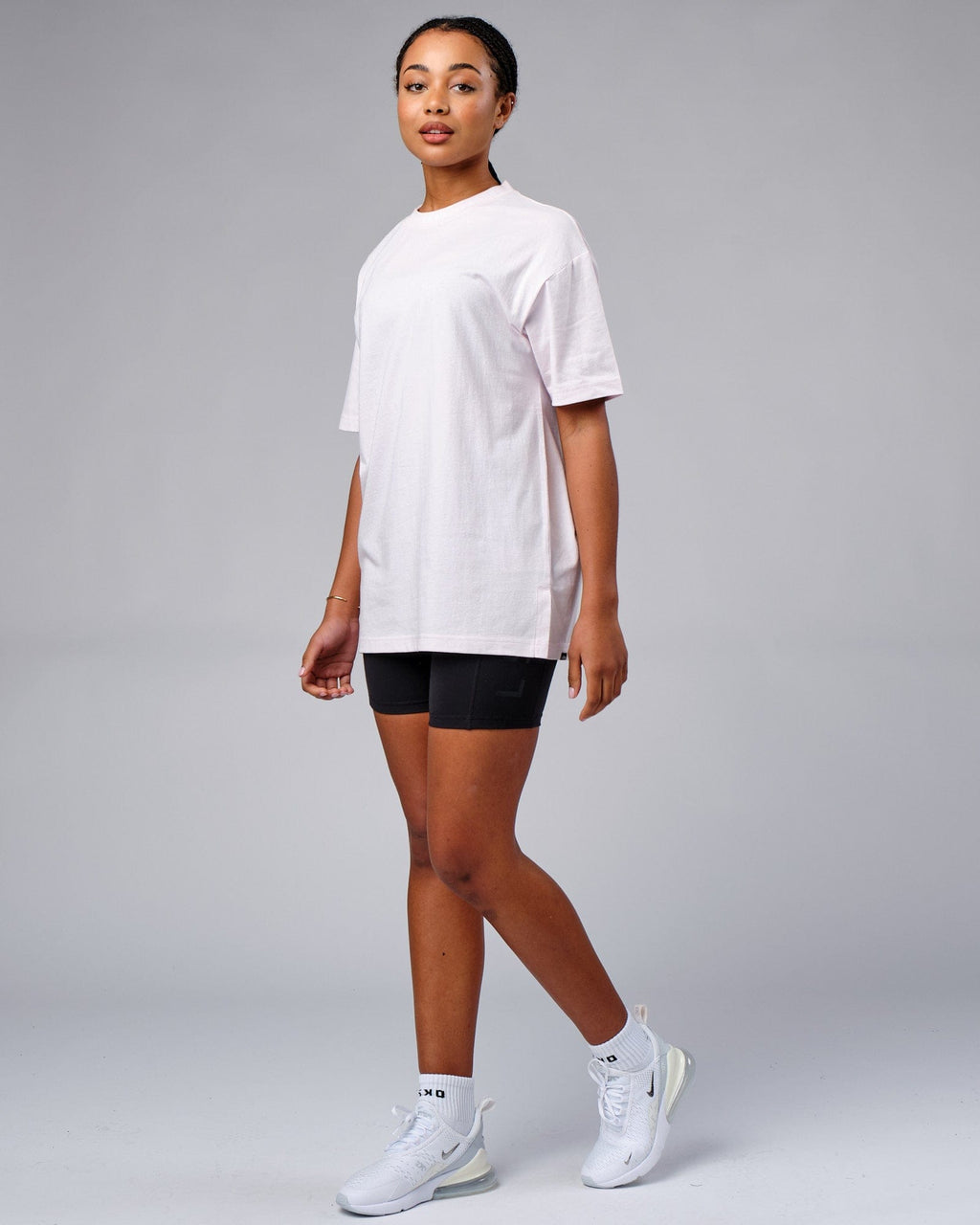 Model wearing Unisex Laps Tee Oversize - Orchid Ice