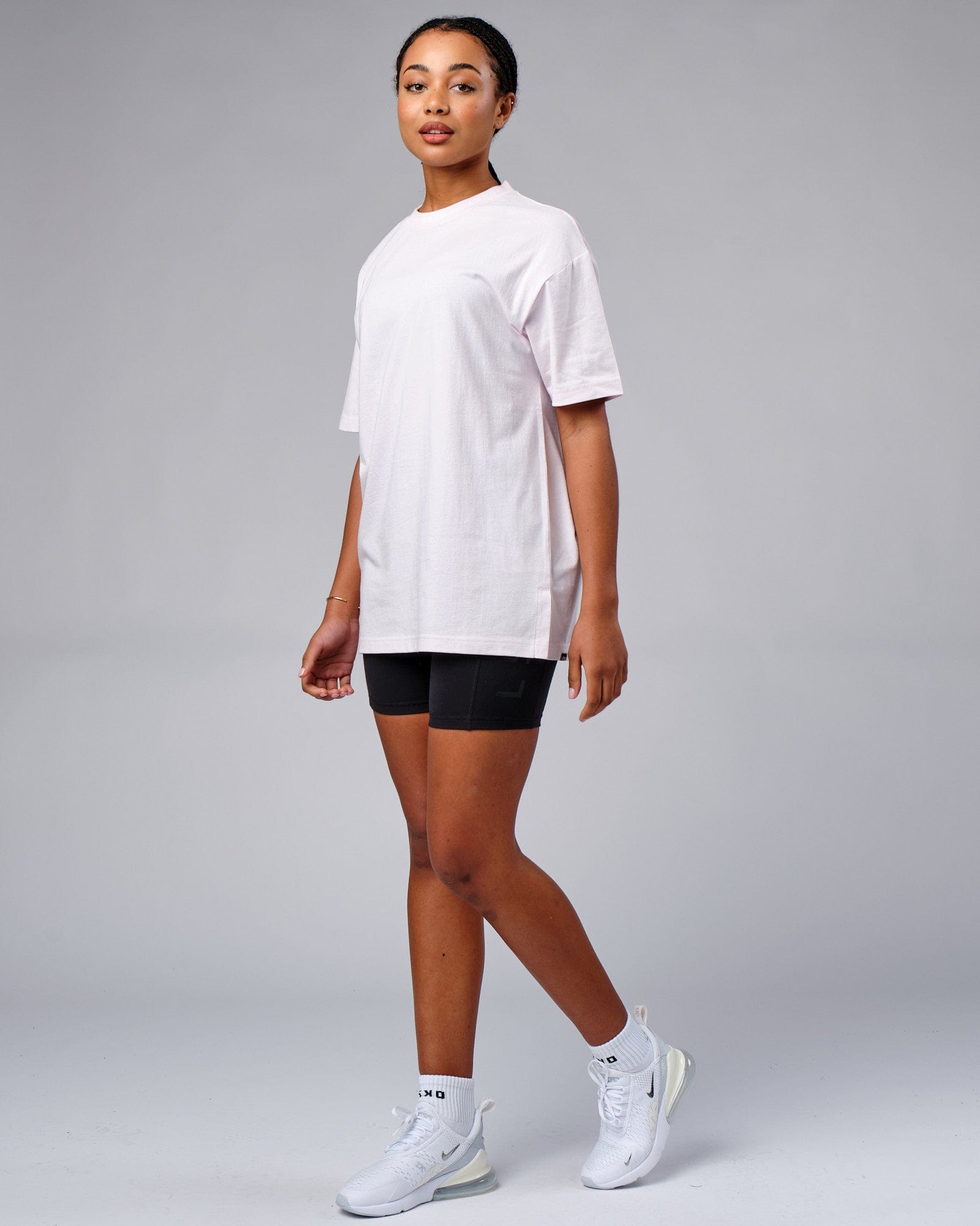 Model wearing Unisex Laps Tee Oversize - Orchid Ice