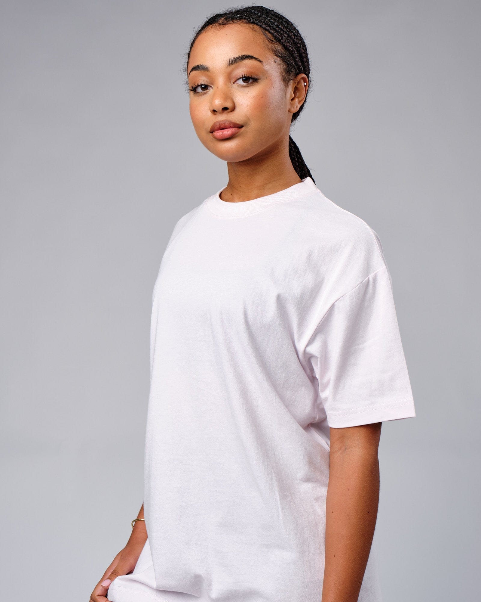 Model wearing Unisex Laps Tee Oversize - Orchid Ice