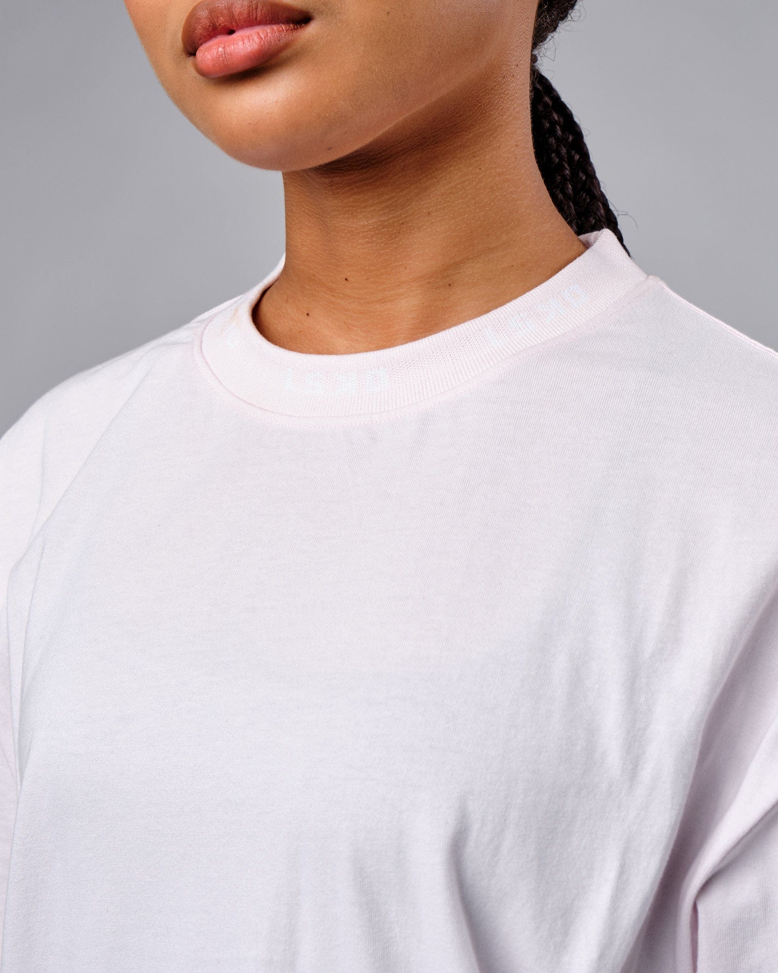 Model wearing Unisex Laps Tee Oversize - Orchid Ice