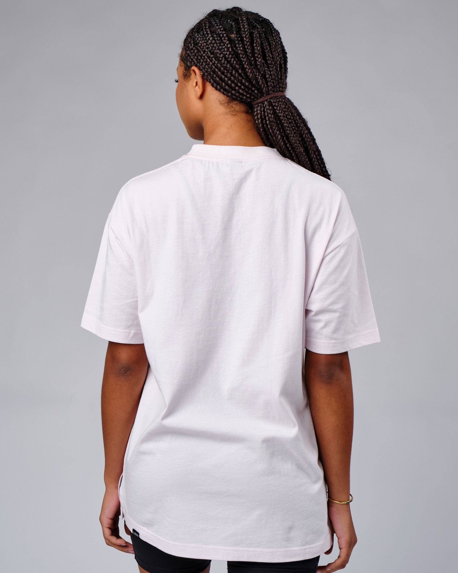 Model wearing Unisex Laps Tee Oversize - Orchid Ice