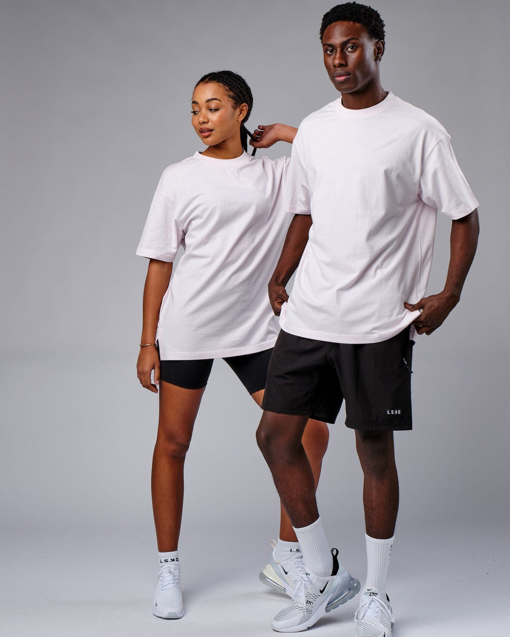 Model wearing Unisex Laps Tee Oversize - Orchid Ice