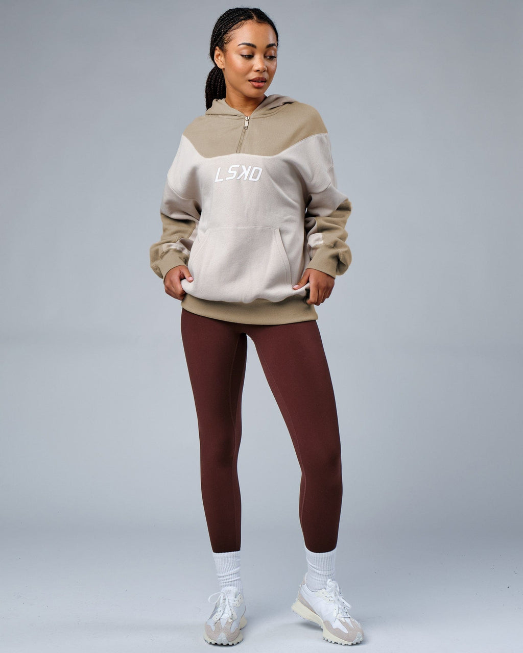 Model wearing Station Hoodie Oversize - Taupe