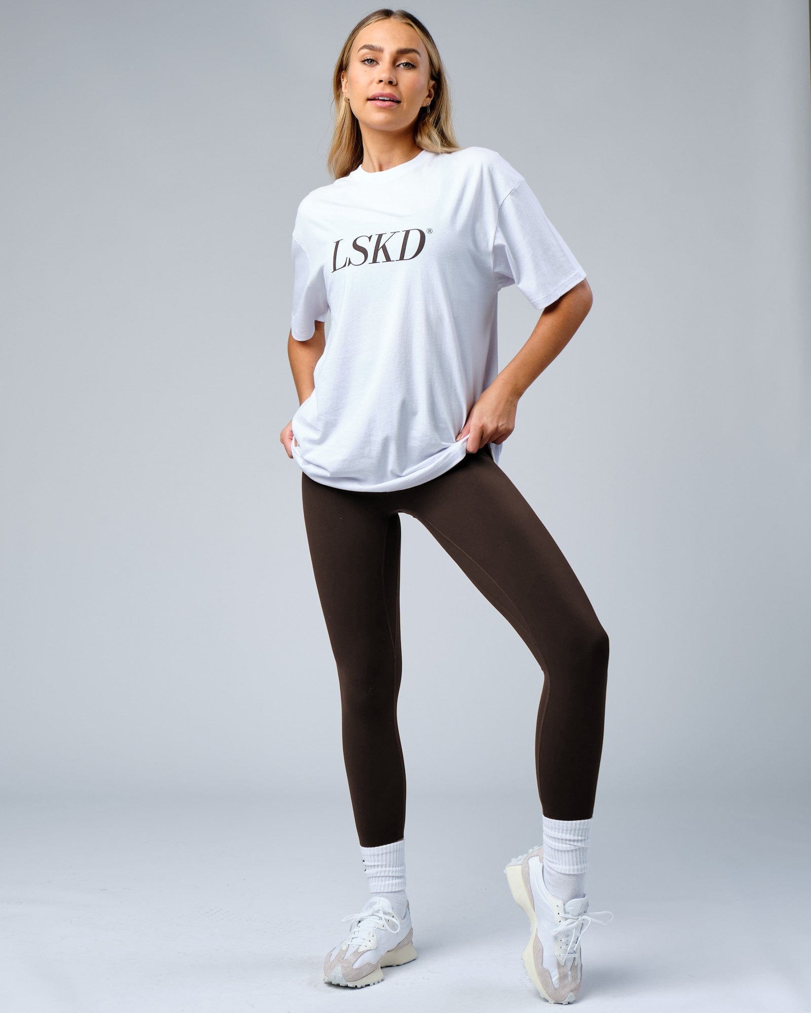 Model wearing Unisex IT Tee Oversize - White-Walnut