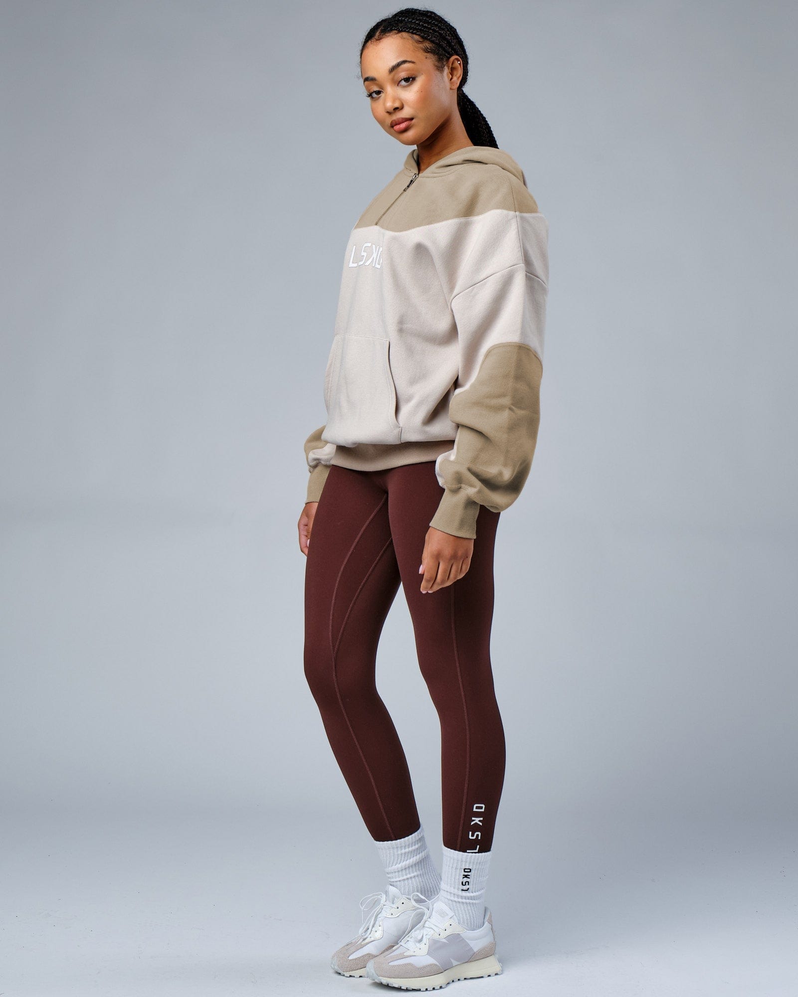 Model wearing Station Hoodie Oversize - Taupe