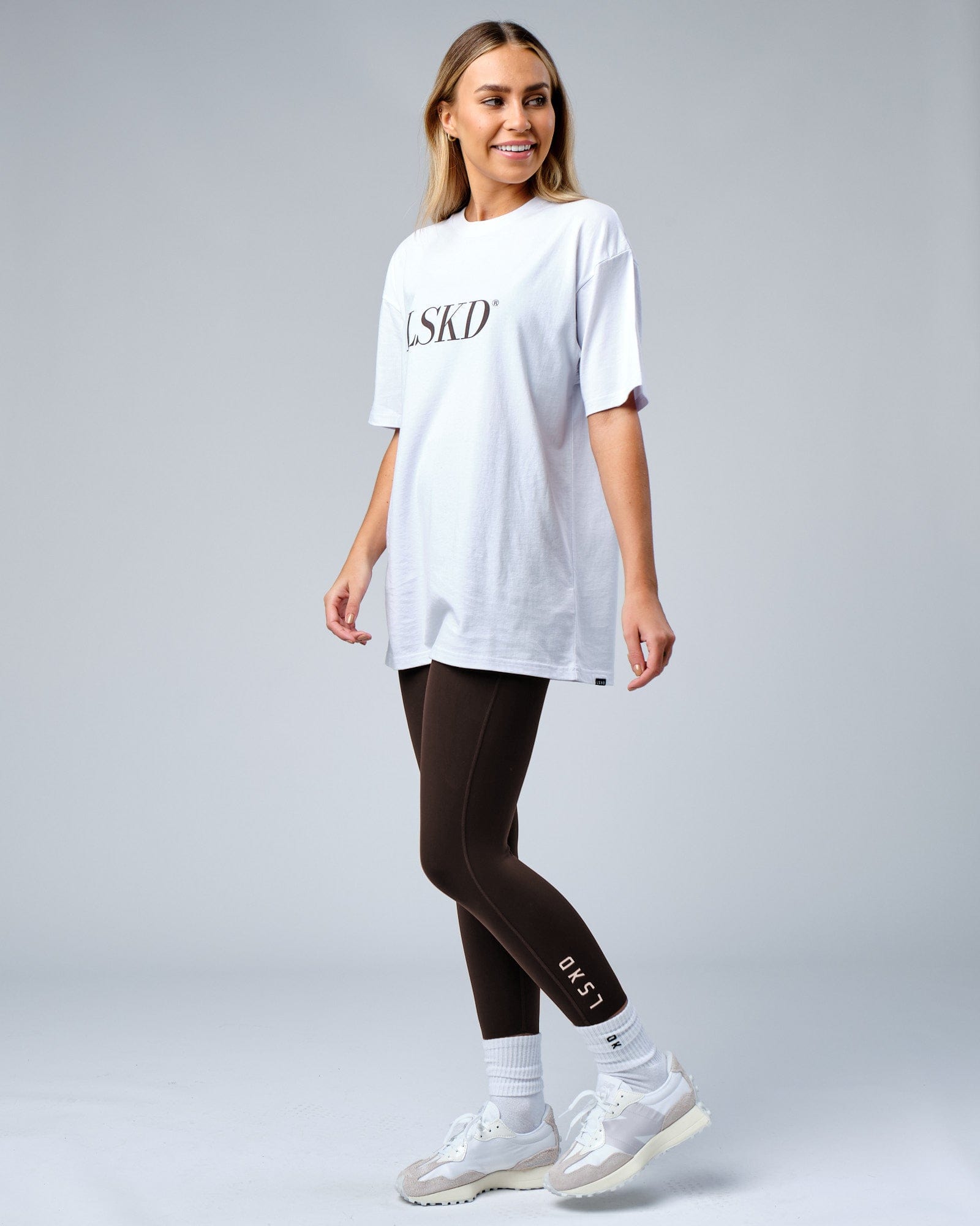 Model wearing Unisex IT Tee Oversize - White-Walnut