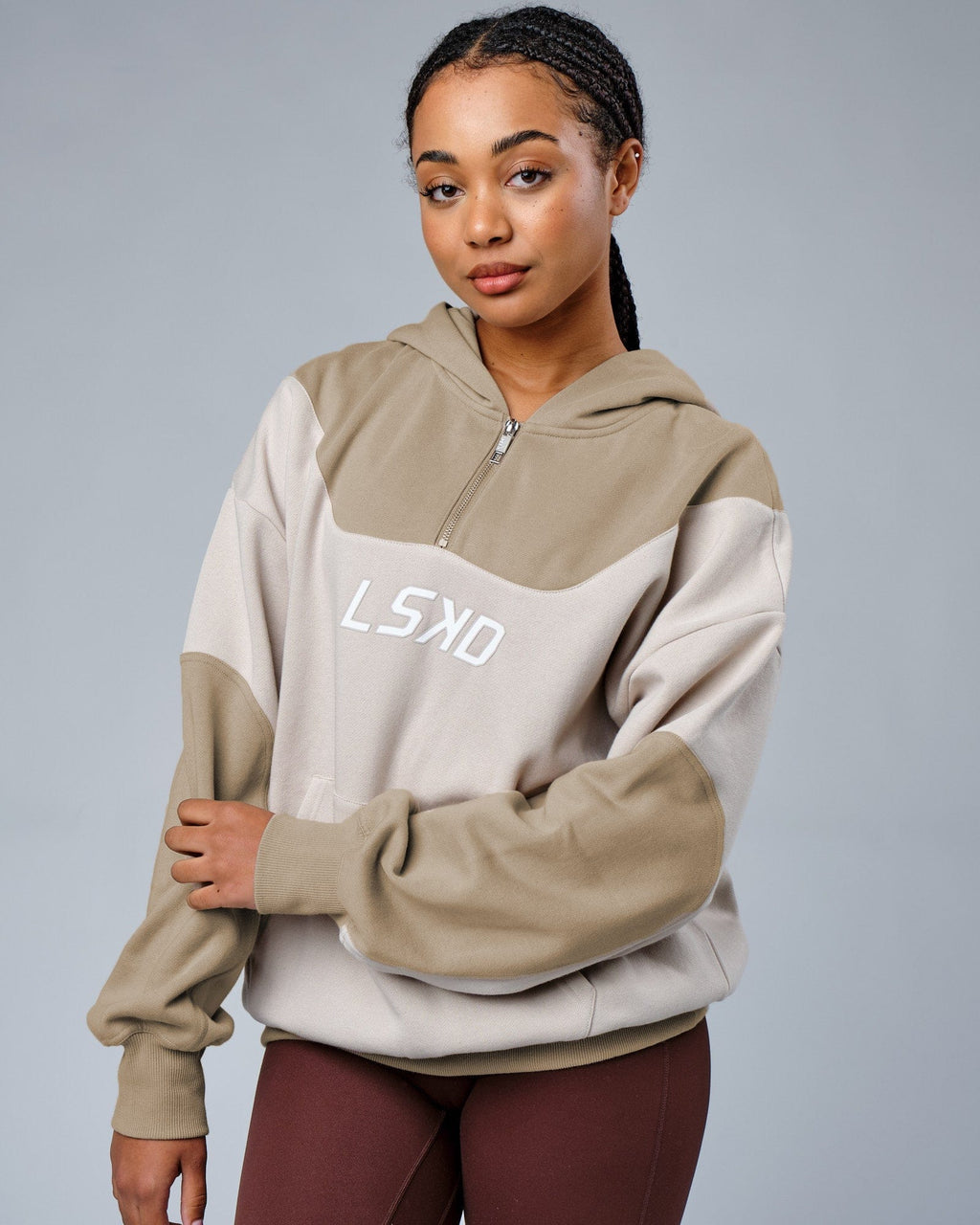Model wearing Station Hoodie Oversize - Taupe