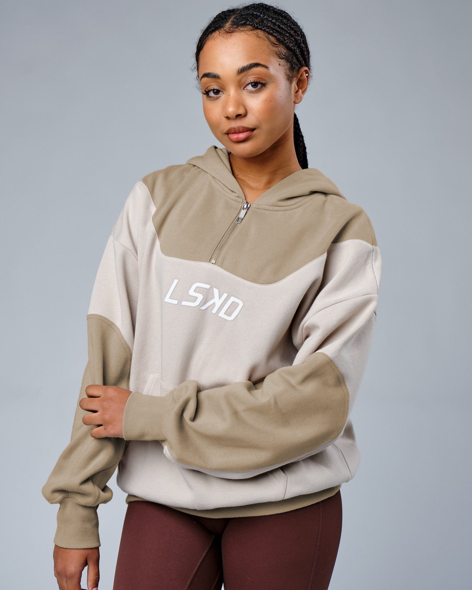 Model wearing Station Hoodie Oversize - Taupe