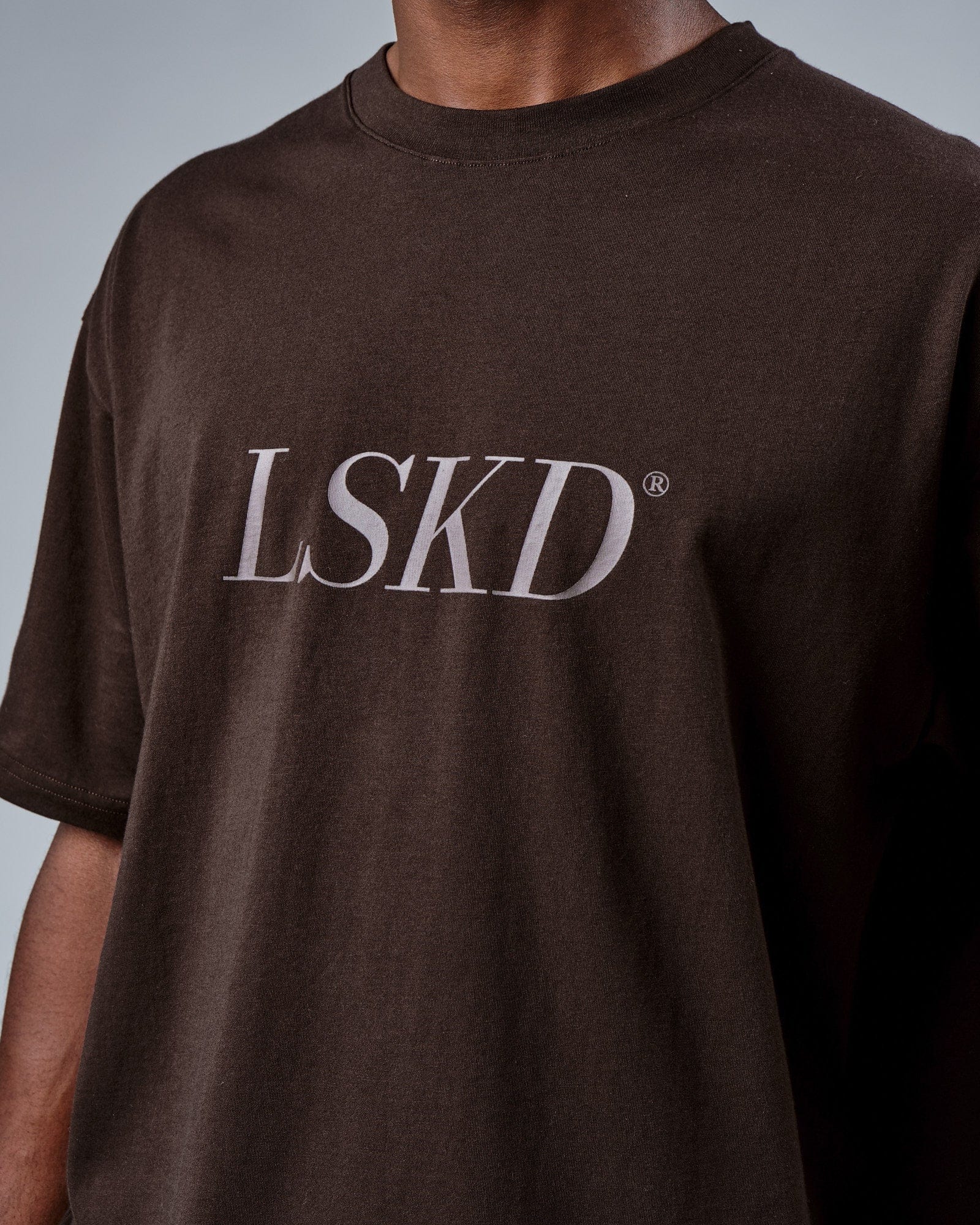 Model wearing IT Tee Oversize - Dark Walnut