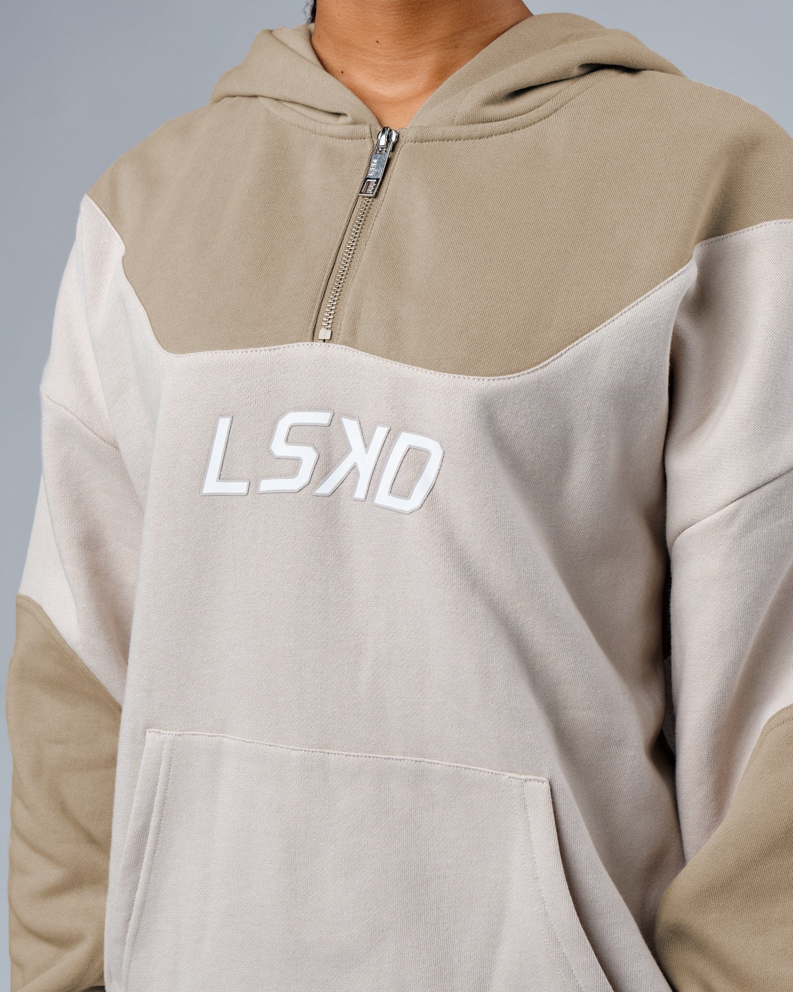 Model wearing Station Hoodie Oversize - Taupe