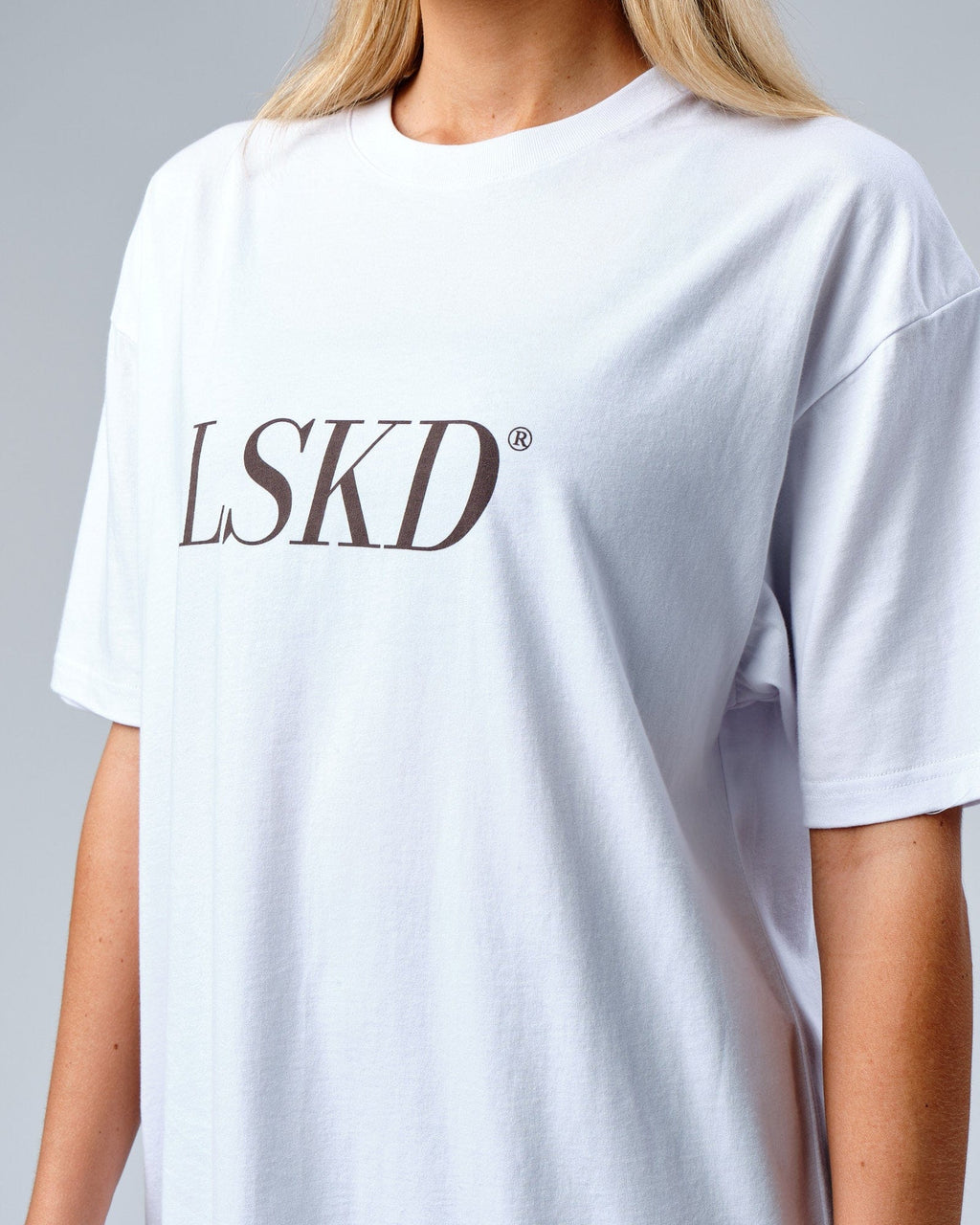 Model wearing Unisex IT Tee Oversize - White-Walnut