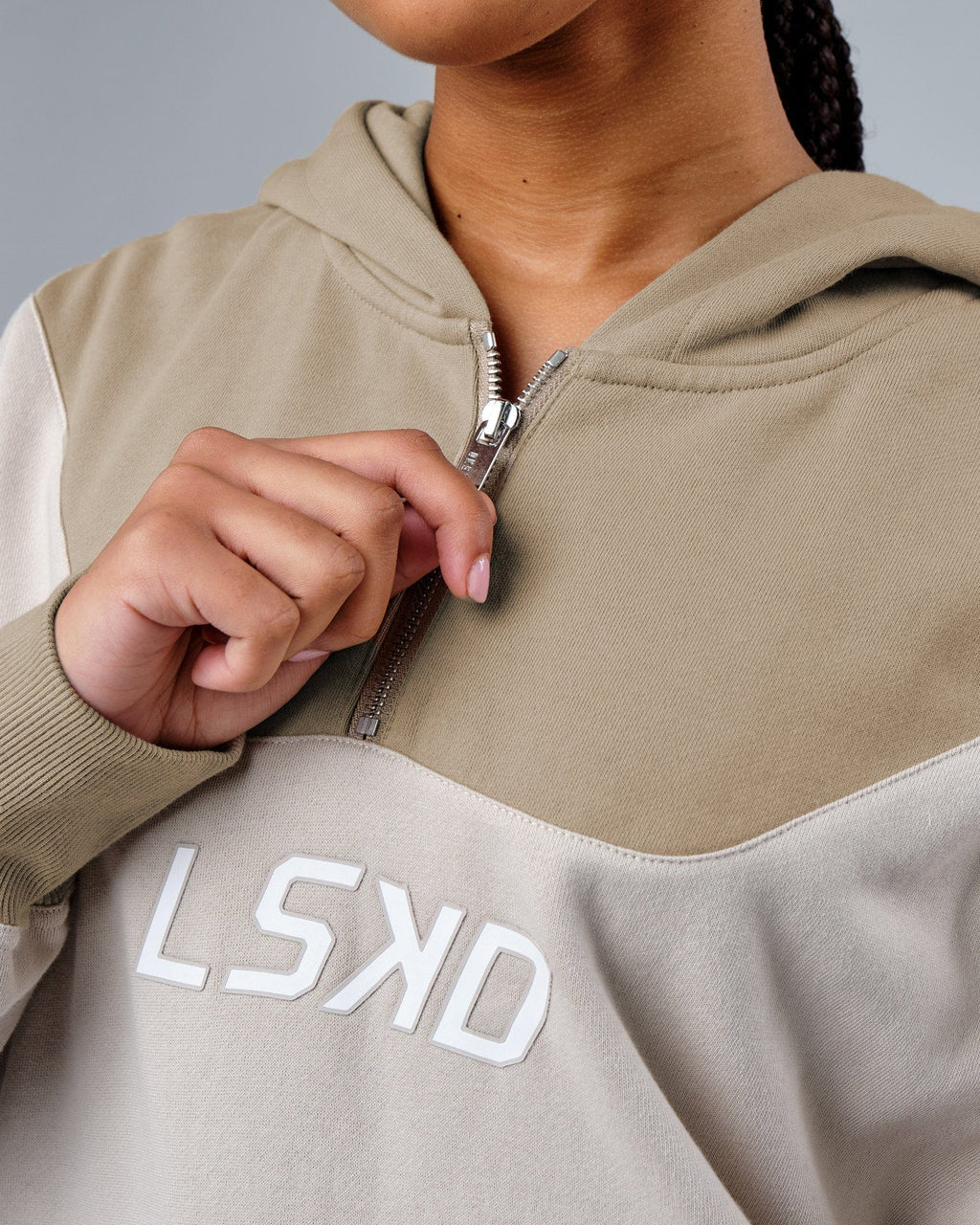 Model wearing Station Hoodie Oversize - Taupe