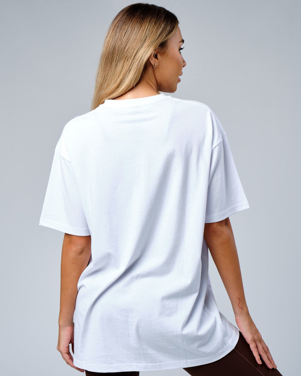 Model wearing Unisex IT Tee Oversize - White-Walnut