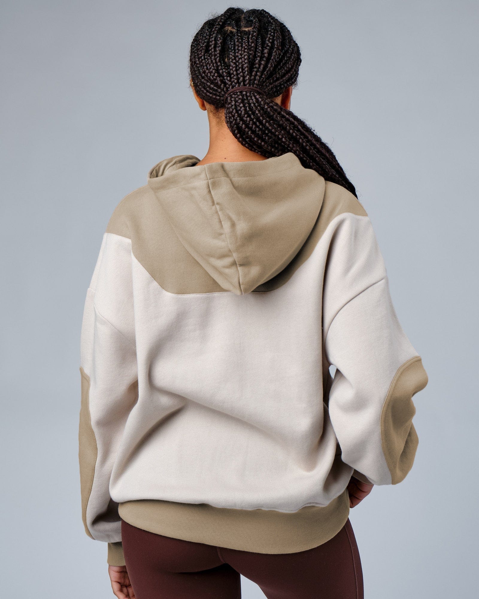 Model wearing Station Hoodie Oversize - Taupe