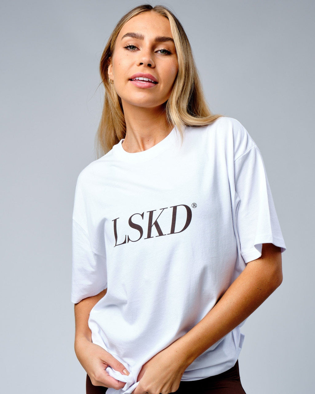 Model wearing Unisex IT Tee Oversize - White-Walnut