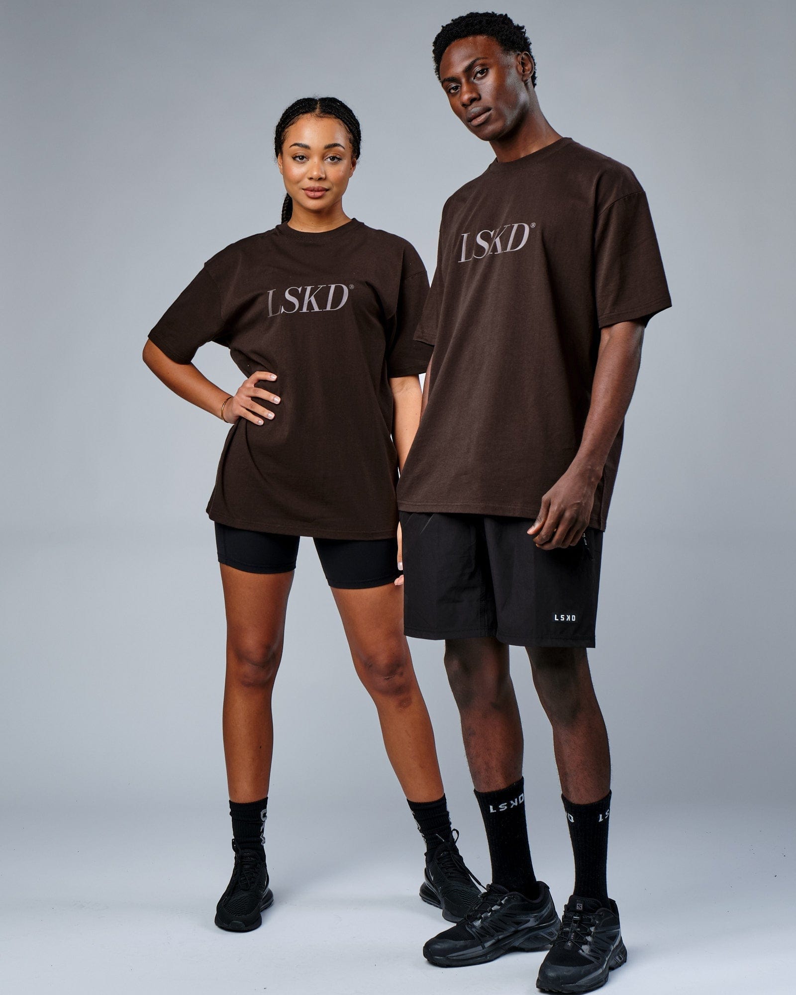 Model wearing Unisex IT Tee Oversize - Dark Walnut