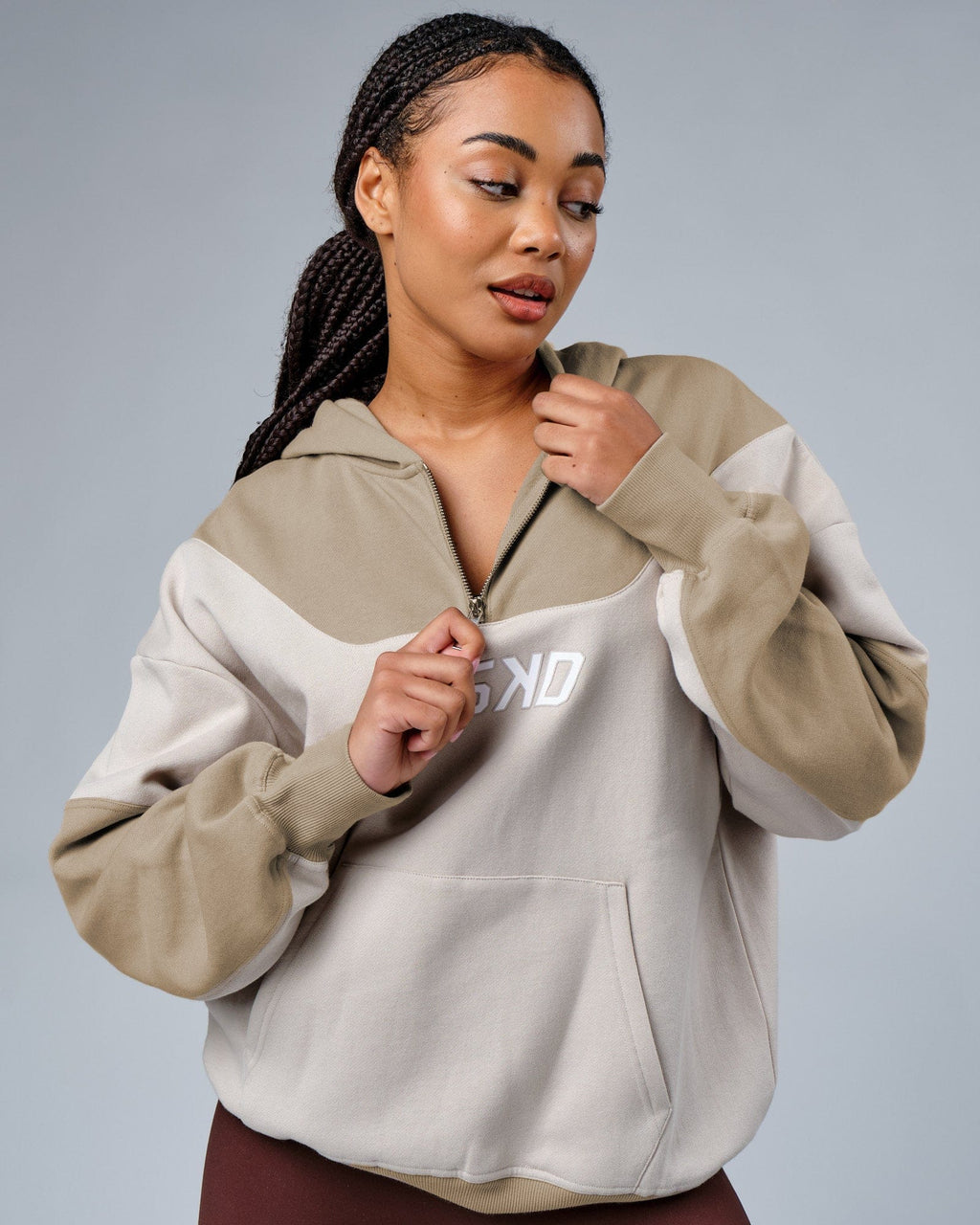 Model wearing Station Hoodie Oversize - Taupe