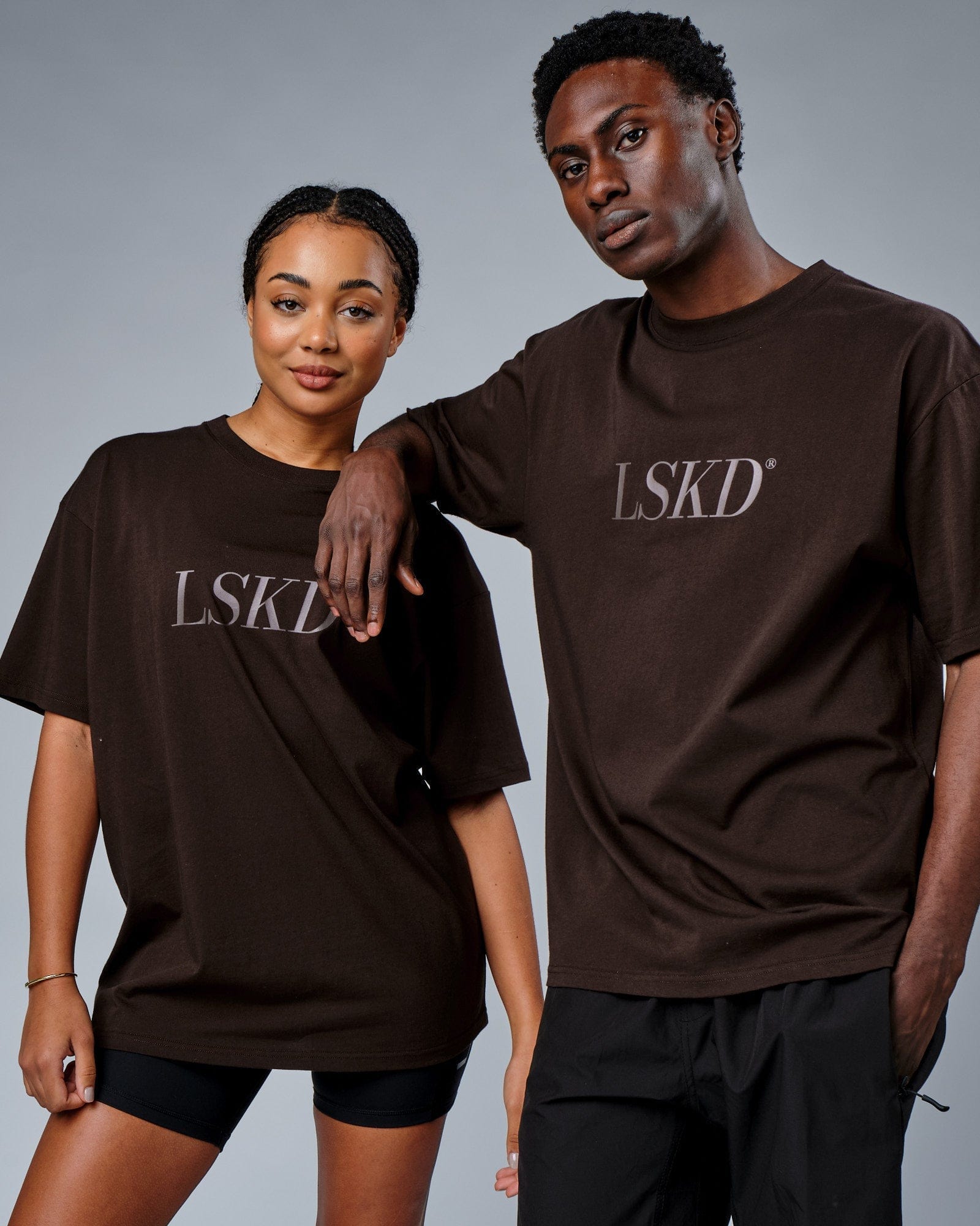 Model wearing Unisex IT Tee Oversize - Dark Walnut