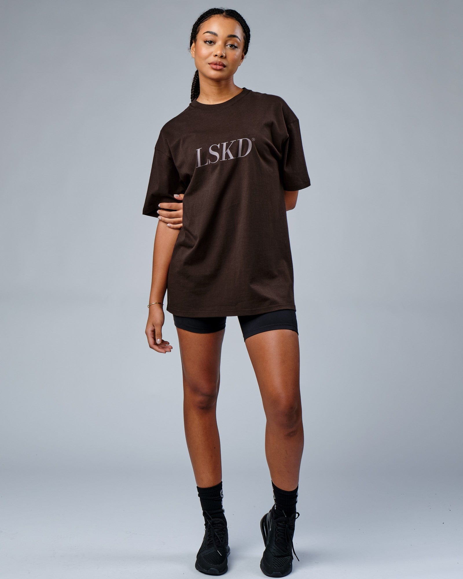 Model wearing Unisex IT Tee Oversize - Dark Walnut