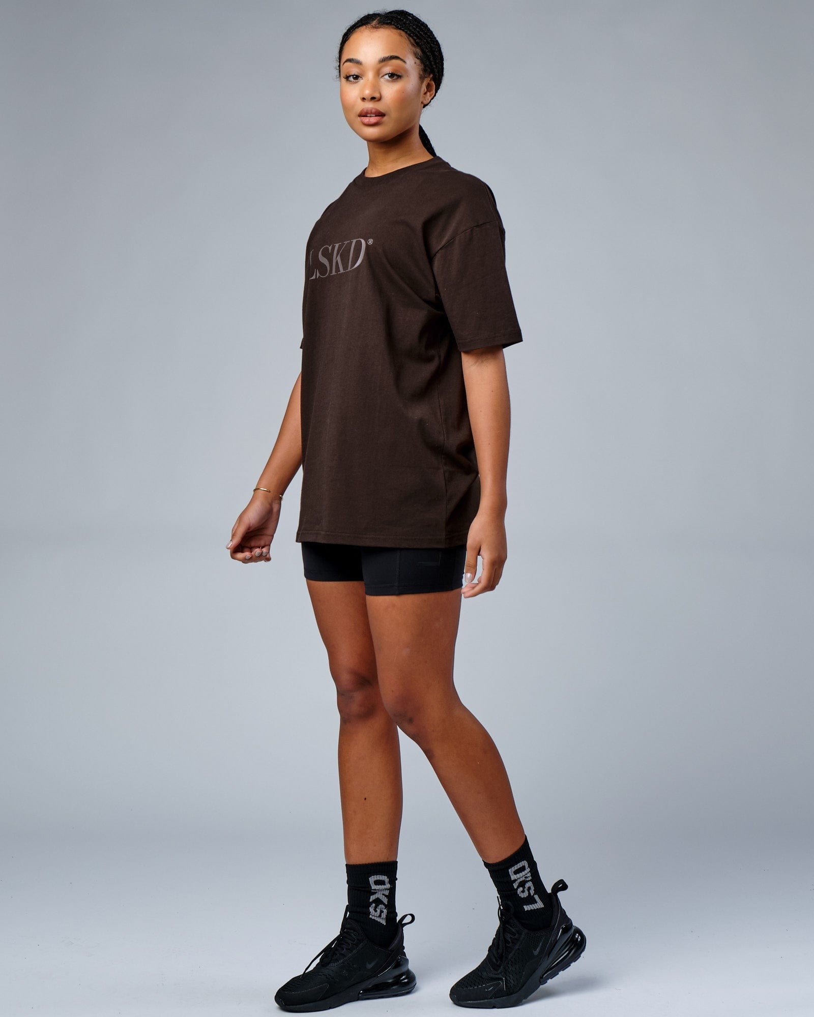 Model wearing Unisex IT Tee Oversize - Dark Walnut
