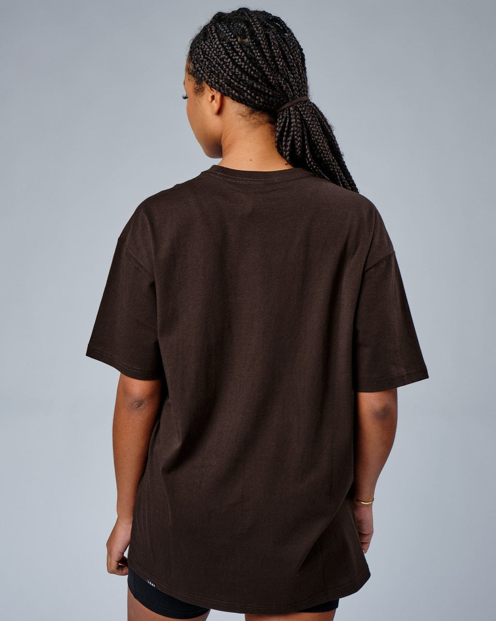Model wearing Unisex IT Tee Oversize - Dark Walnut