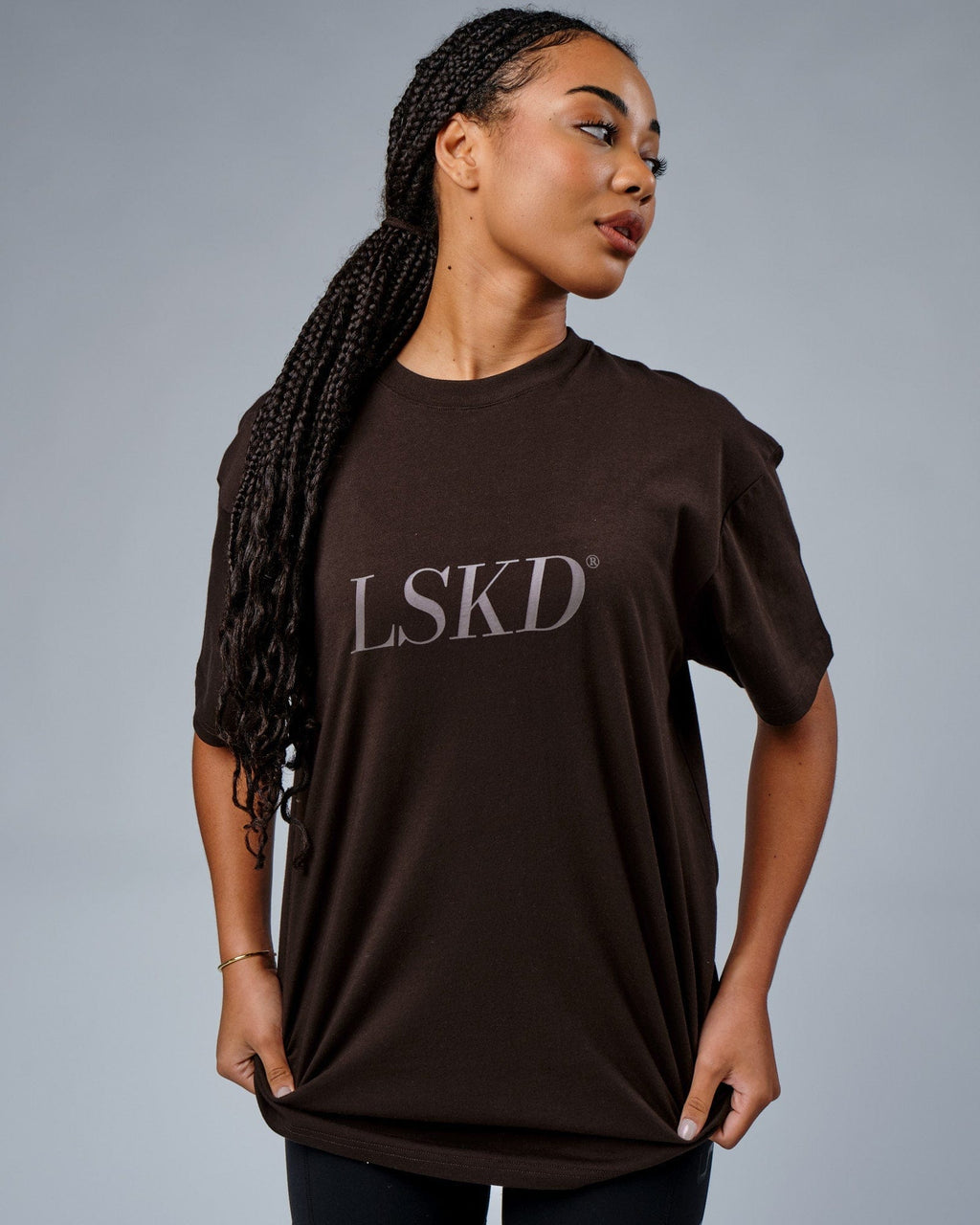 Model wearing Unisex IT Tee Oversize - Dark Walnut