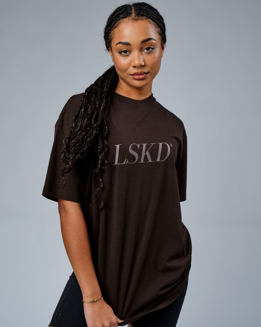 Model wearing Unisex IT Tee Oversize - Dark Walnut
