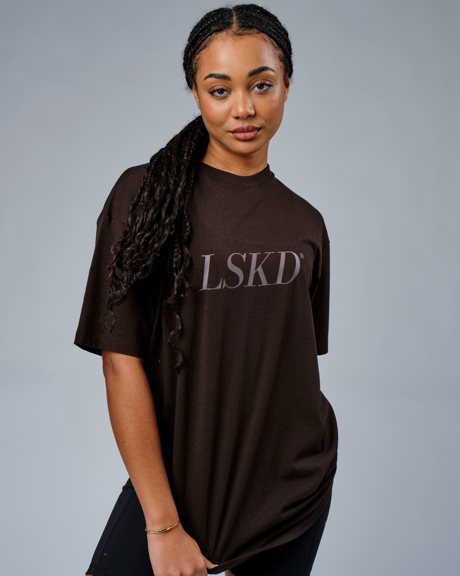 Model wearing Unisex IT Tee Oversize - Dark Walnut
