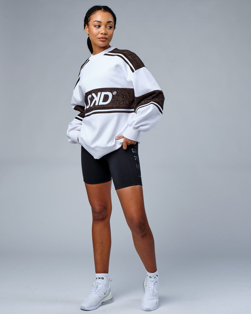 Model wearing A-Team Sweater Oversize - White-Walnut Snakeskin